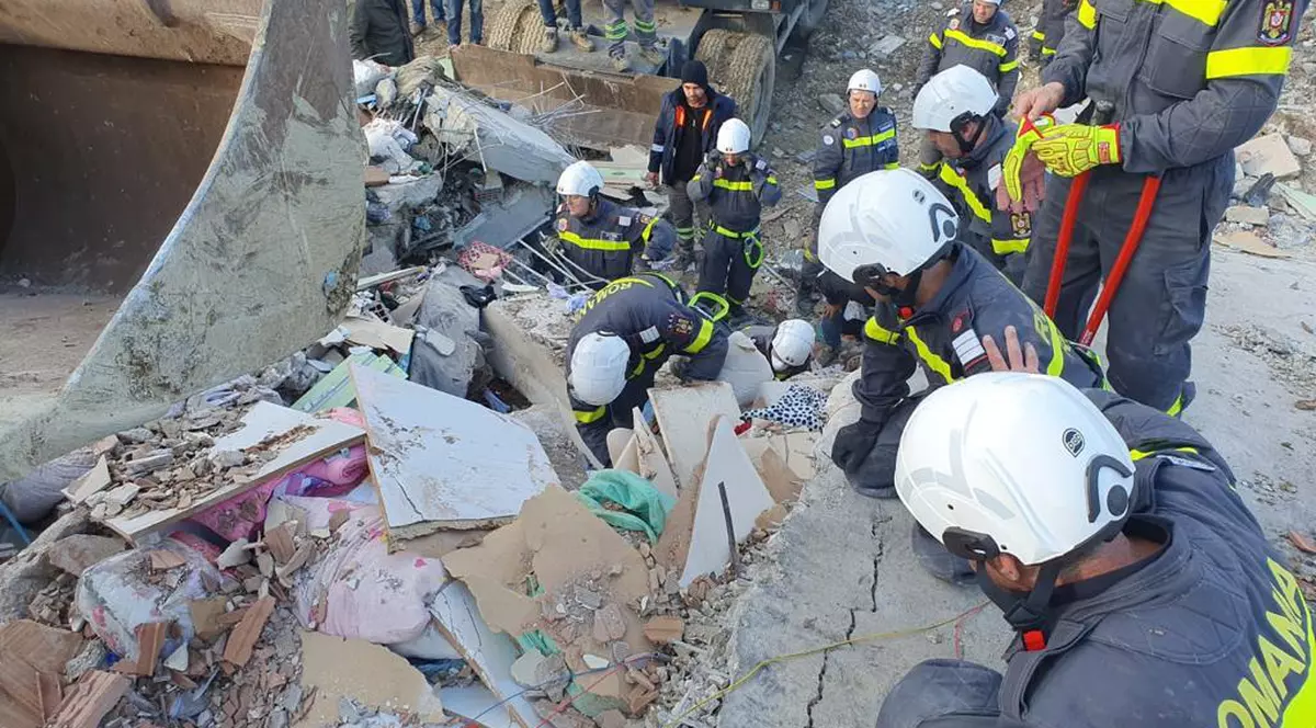 Pompierii români caută victime sub dărâmăturile de la cutremurul din Turcia. Foto: IGSU