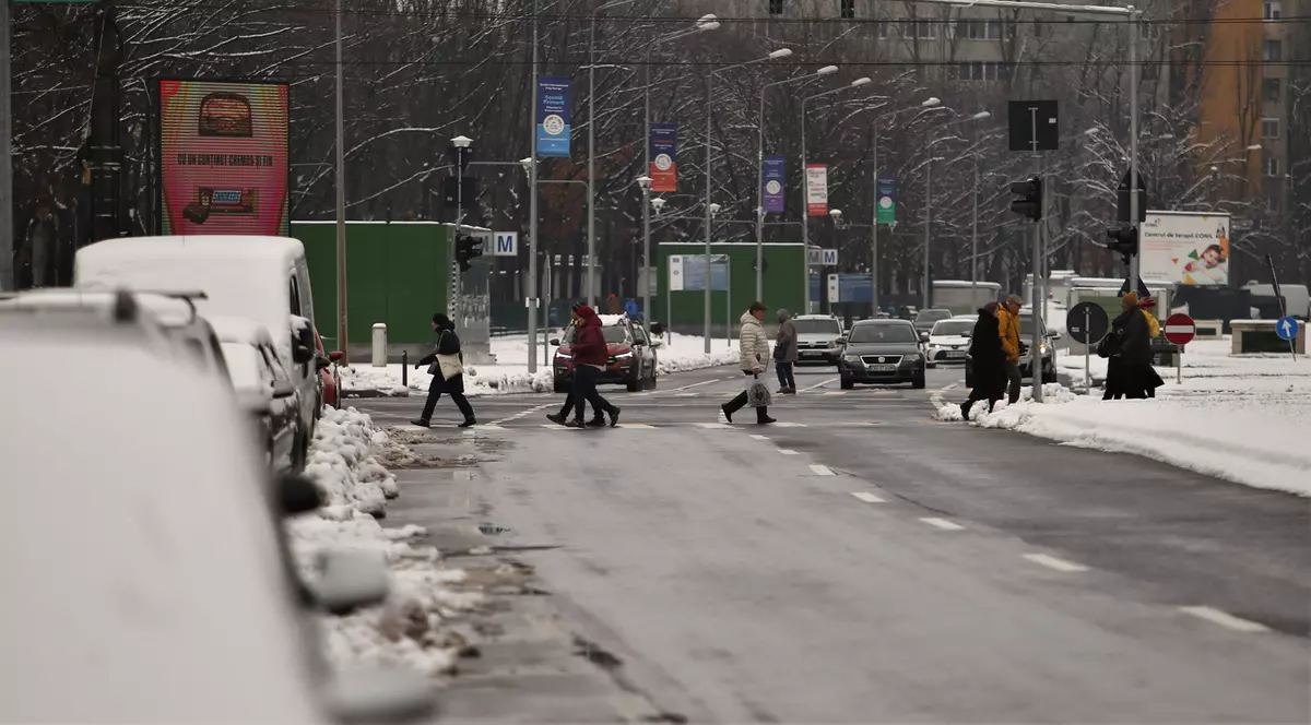 Vreme geroasă în aproape toată țara, până joi dimineață. Cod galben de vânt în opt județe