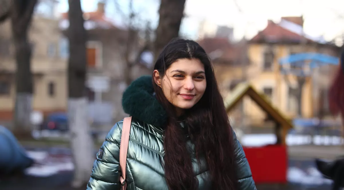 Povestea fetei căreia Klaus Iohannis i-a dăruit o tabletă de Crăciun, în 2014. Muncește de la 15 ani și visează să emigreze în Germania: „Pentru copii, spitale, școli”