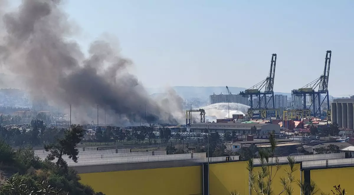 CORESPONDENȚĂ DIN TURCIA. Imaginile unei țări copleșite. Pompierii sting încă incendiul izbucnit acum 4 zile în portul Iskenderun
