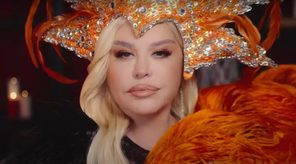 Loredana Groza, nemachiată în videoclipul melodiei sale „Diva de vis”. Cântă despre „femeia care nu poate fi sedusă cu gesturi de fațadă”