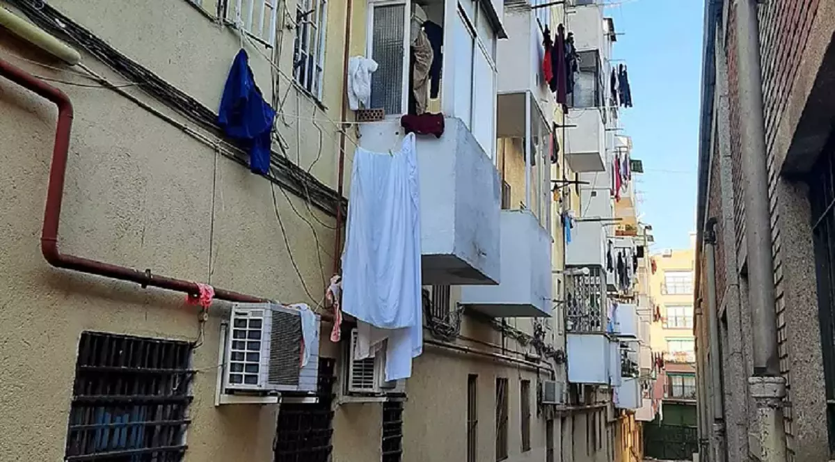 Un bărbat a sărit de la balcon ca să scape de soția lui, femeia s-a aruncat după el și a căzut în cap, într-un cartier din Madrid