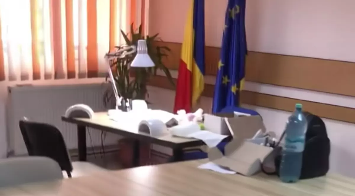 Servicii de manichiură oferite în sala de ședințe a primăriei comunei Balcani. Primar: „Dacă știam că vine pentru doamnele noastre, găseam o altă locație”