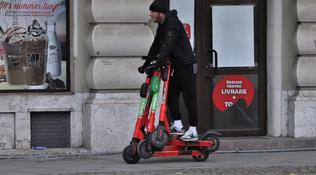 Conducătorii de trotinete electrice pot fi sancționați dacă încalcă normele rutiere. Ce prevede proiectul adoptat în Parlament