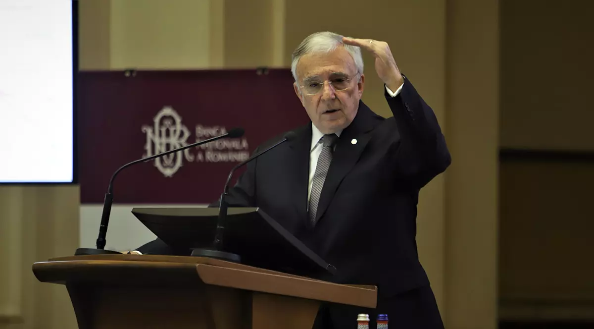 Guvernatorul BNR Mugur Isărescu gesticulând