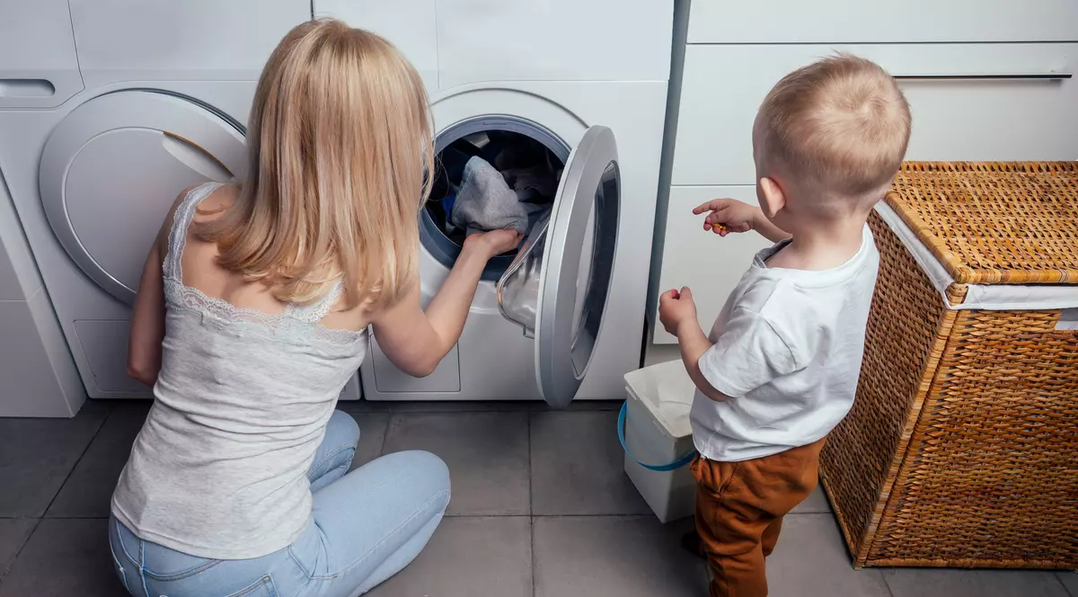 7 din 10 femei spun că sunt singurele responsabile cu treburile casnice, deși sunt și angajate cu normă întreagă