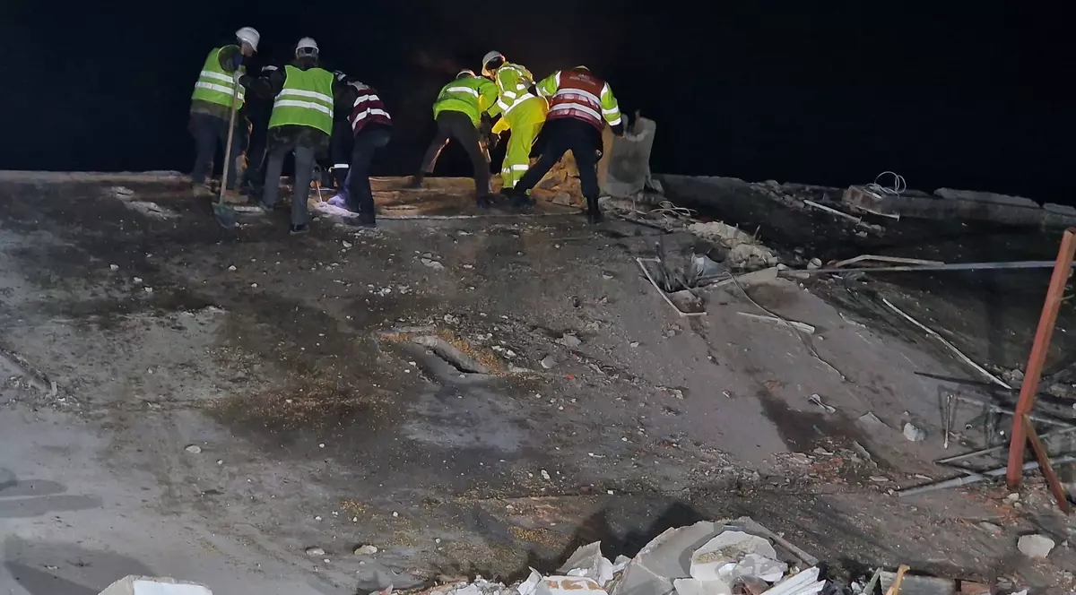 Corespondență din Antakya: Furia voluntarilor care n-au mai așteptat ajutorul întârziat al autorităților și au început ei să caute supraviețuitori. „Ştiau că nu sunt pregătiţi! De ce nu au făcut nimic?” 