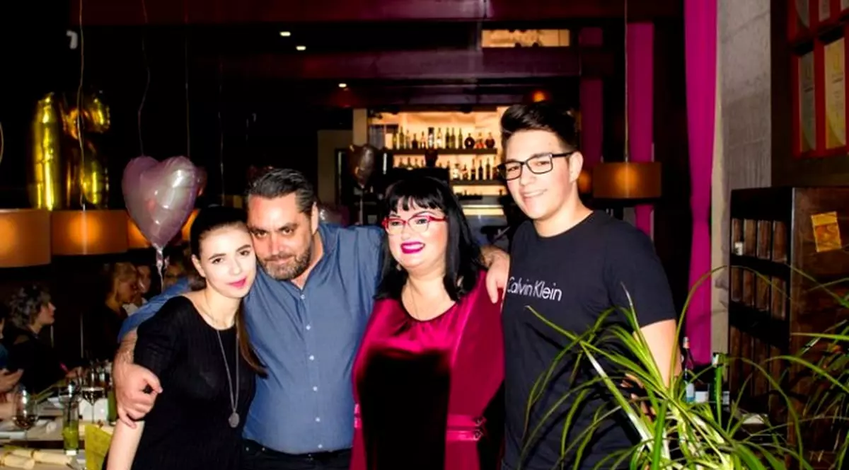 Ozana Barabancea și Sorin Terinte alături de cei doi copii