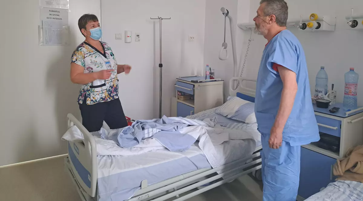 Unde se duc oamenii fără adăpost după ce sunt externați din spitale? Cazul unui bărbat care a trăit o lună la urgențe în București. Apoi a dispărut