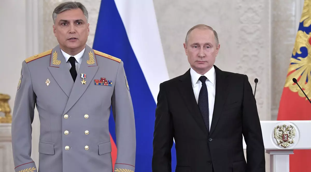 General rus, comandant al Forțelor Terestre staționate în Belarus, filmat când face striptease: „Fin cunoscător al restaurantelor și doamnelor din Minsk”