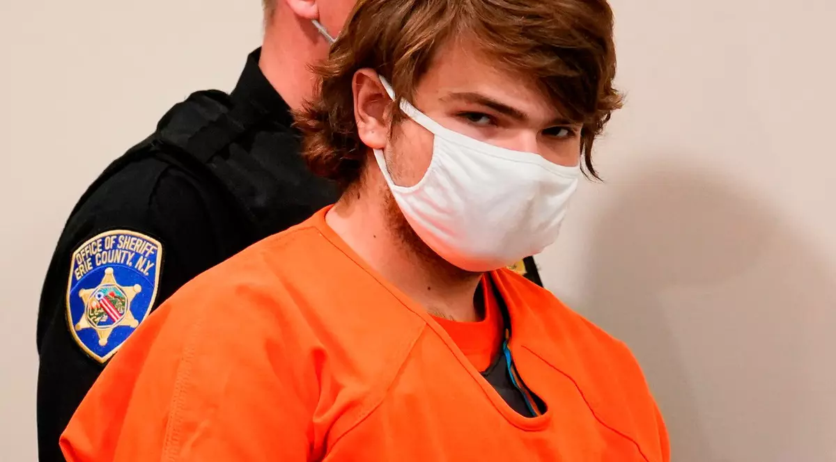 Bărbatul care a ucis 10 persoane într-un atac rasist în Buffalo, condamnat la închisoare pe viață. O rudă a sărit să-l bată înainte de sentință