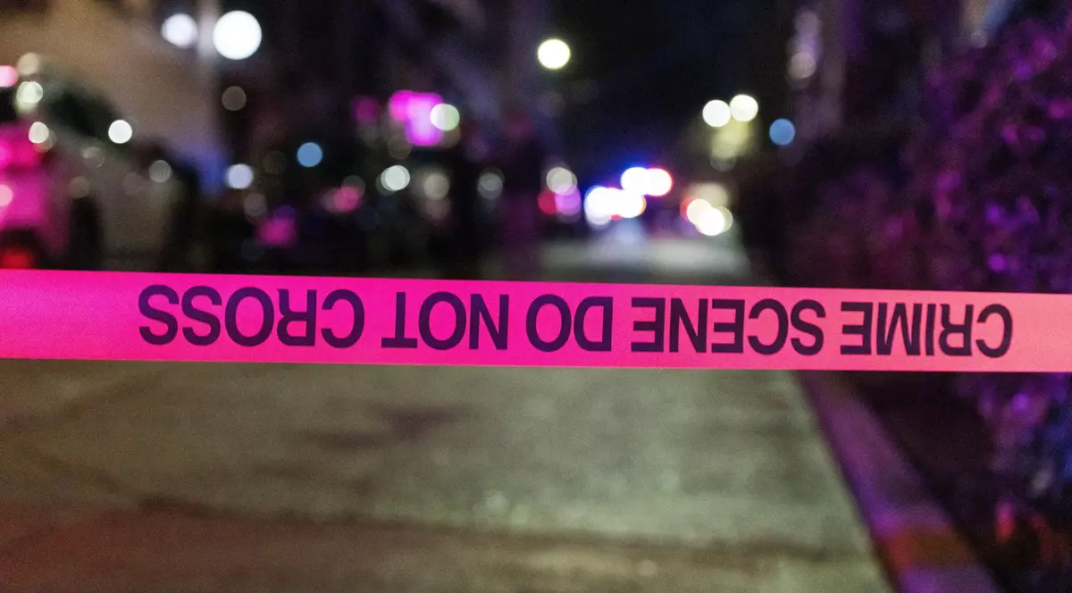 Un jurnalist american care relata despre comiterea unei crime, ucis de suspectul întors la locul faptei. Bărbatul a împușcat mortal și o fetiță de 9 ani