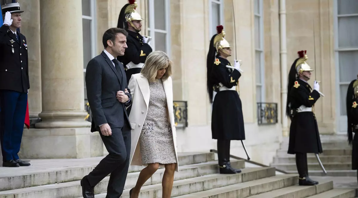 Două femei din Franța, amendate fiecare cu 2.000 de euro, pentru că au răspândit zvonurile că Brigitte Macron s-ar fi născut bărbat