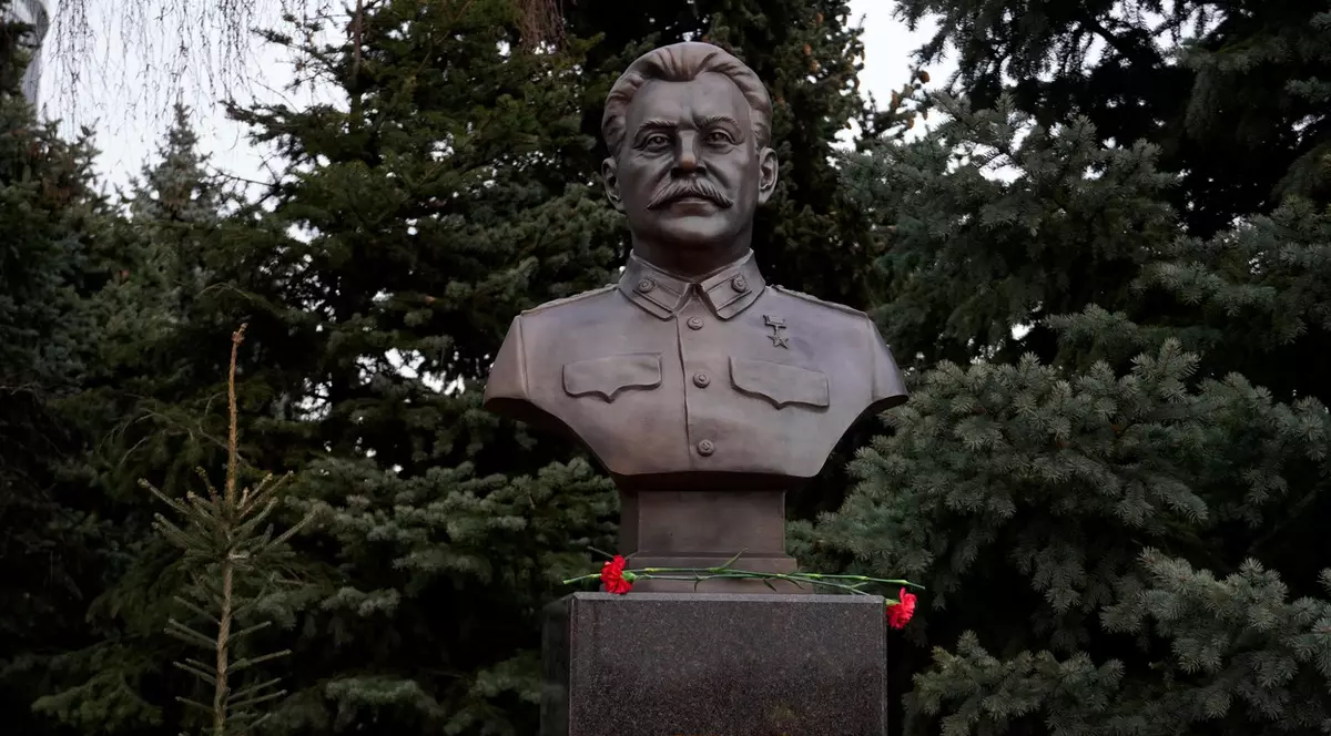 O statuie a lui Iosif Stalin, inaugurată la Volgograd cu o zi înainte de sosirea lui Putin la festivitățile dedicate bătăliei de la Stalingrad