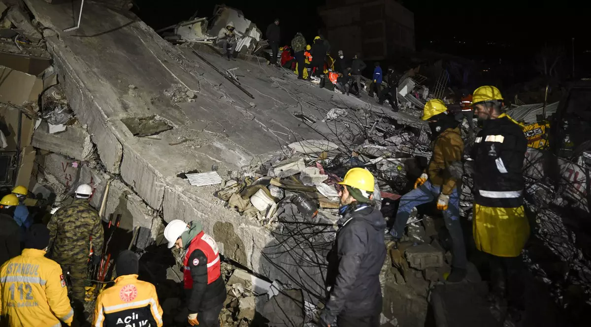 Într-un cimitir din Gaziantep, funeraliile celor morți la cutremur sunt organizate la comun, pentru 10 oameni deodată