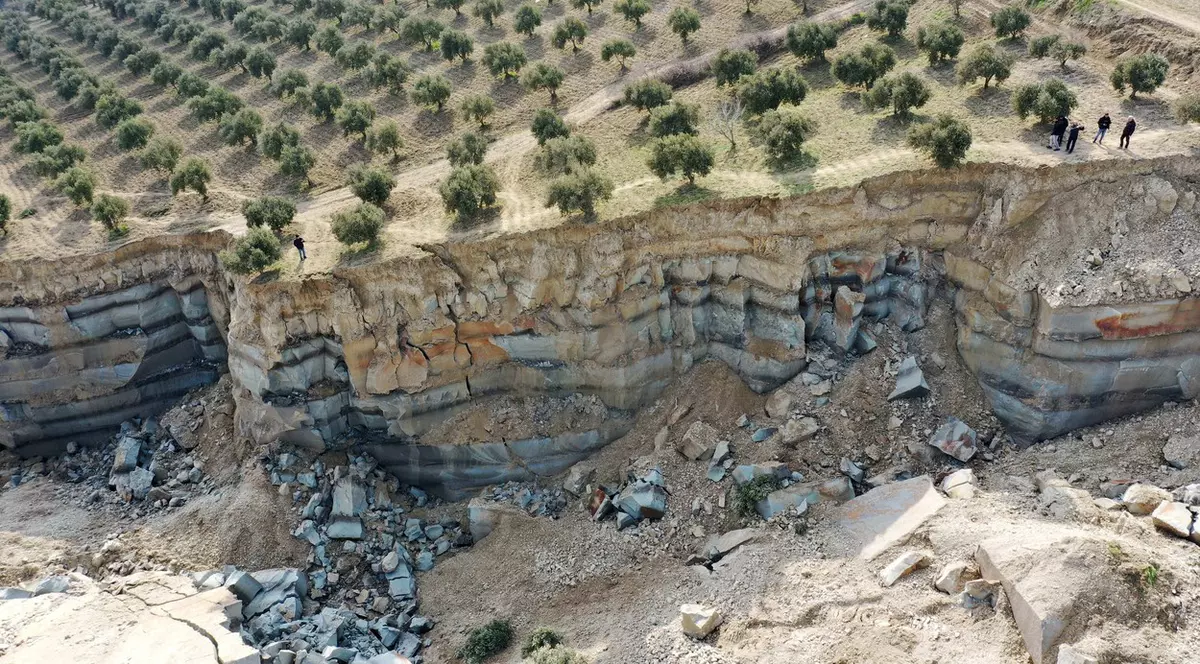 Cutremurul din Turcia a creat un canion de 300 de metri într-o livadă de măslini: „Era ca un câmp de luptă când ne-am trezit”