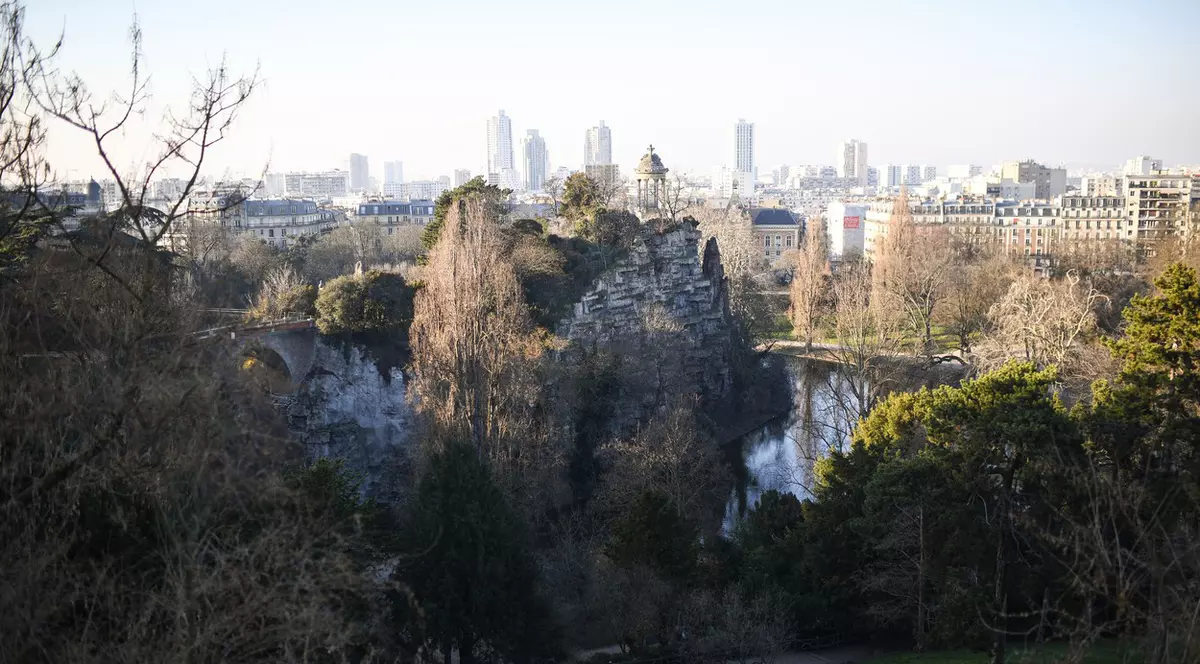 Descoperire macabră într-un parc din Paris. Trupul dezmembrat al unei femei, găsit într-un sac