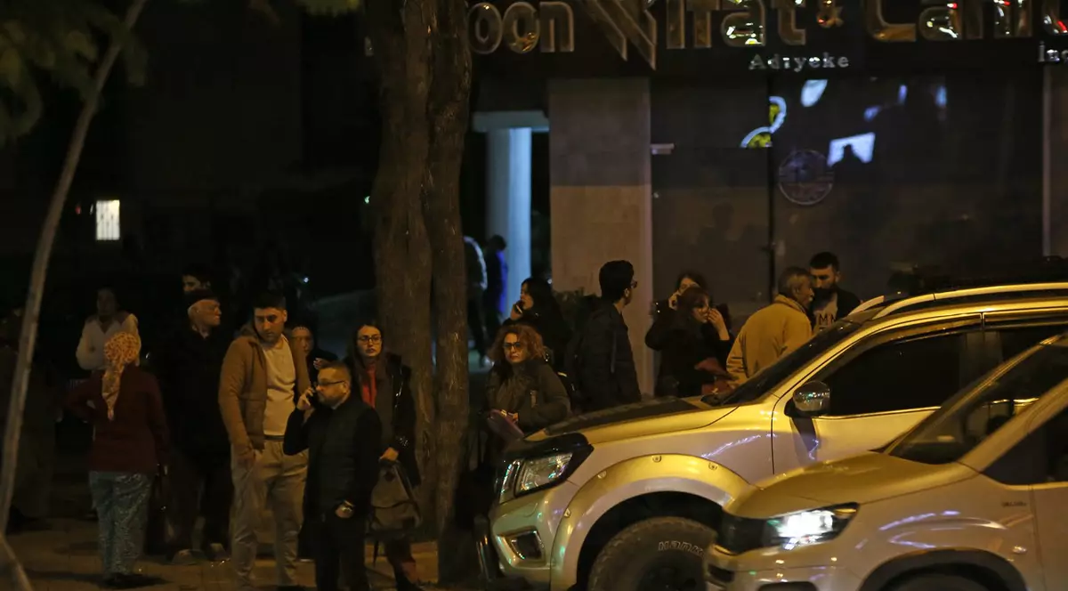 Imagini cu oamenii care au ieșit din case după noile cutremure puternice care au lovit luni regiunea Hatay. VIDEO