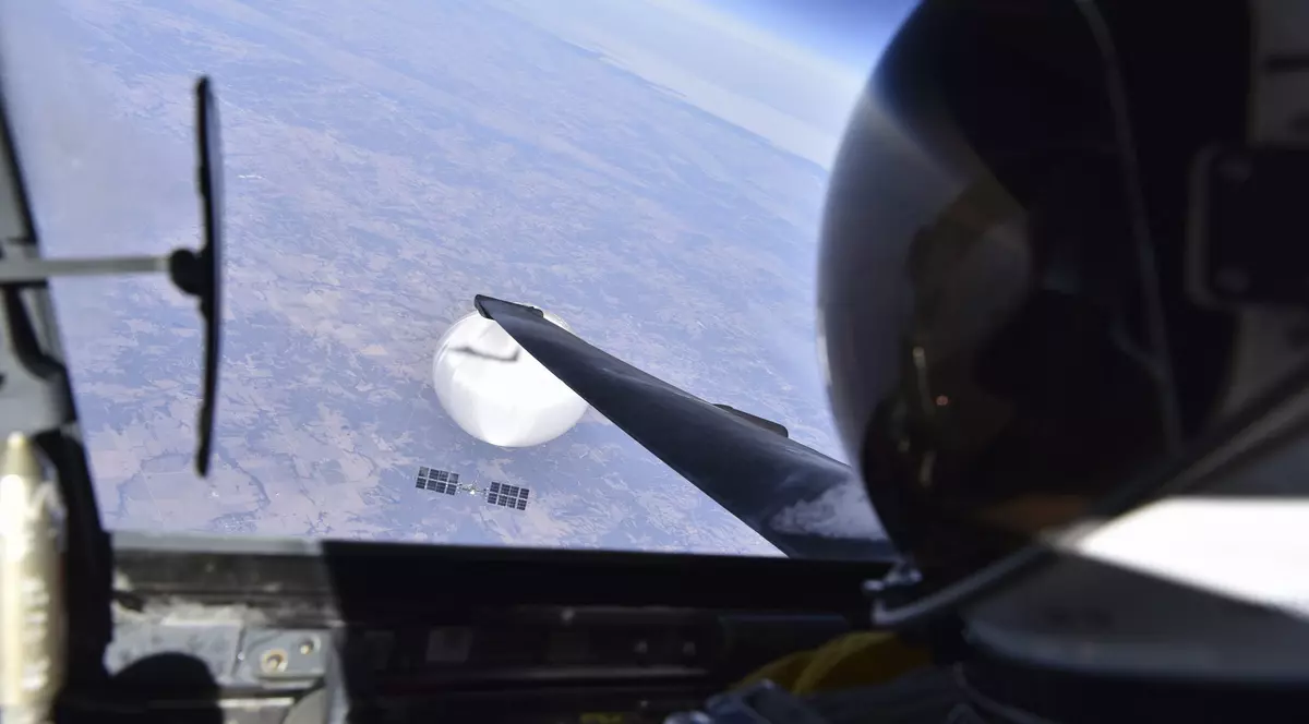 Un pilot american și-a făcut selfie cu balonul-spion al Chinei. Imaginea, publicată acum de Pentagon