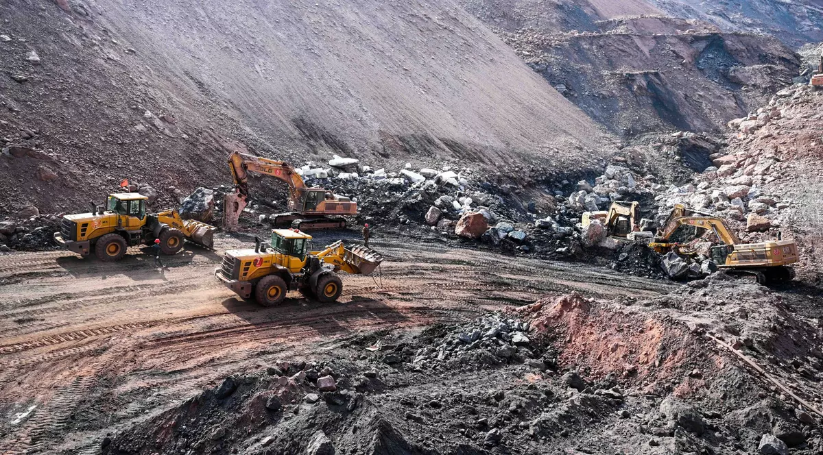 Șase morți și 47 de dispăruți după surparea unei mine de cărbune în China