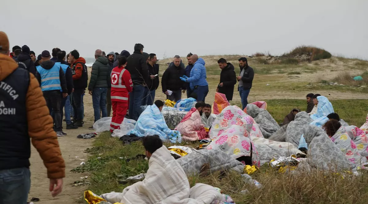 „Ne-au aruncat în mare, să fie barca mai ușoară”. Mărturii după naufragiul din sudul Italiei, în care au murit 64 de migranți, dintre care 14 copii