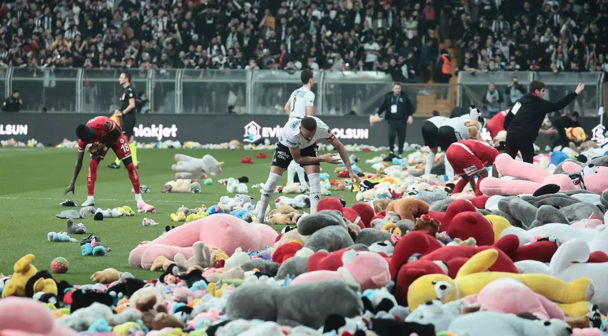 Fanii de la Beșiktaș au aruncat pe teren mii de jucării pentru copiii afectați de cutremur. Meciul, întrerupt în minutul 4.17, ora seismului