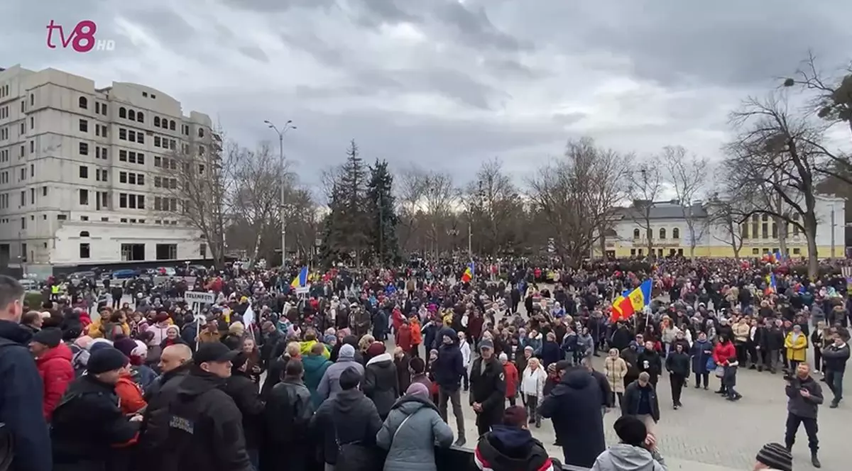 Proteste în Chișinău, organizate de partidul pro-rus ȘOR. Manifestanții, unii aduși cu autocarul, au cerut demisia Guvernului