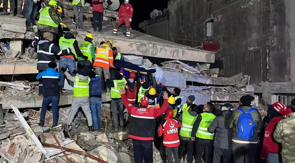 Miracole în Turcia, după patru zile de la cutremur: o mamă și cei trei copii ai ei au fost scoși în viață de sub dărâmături