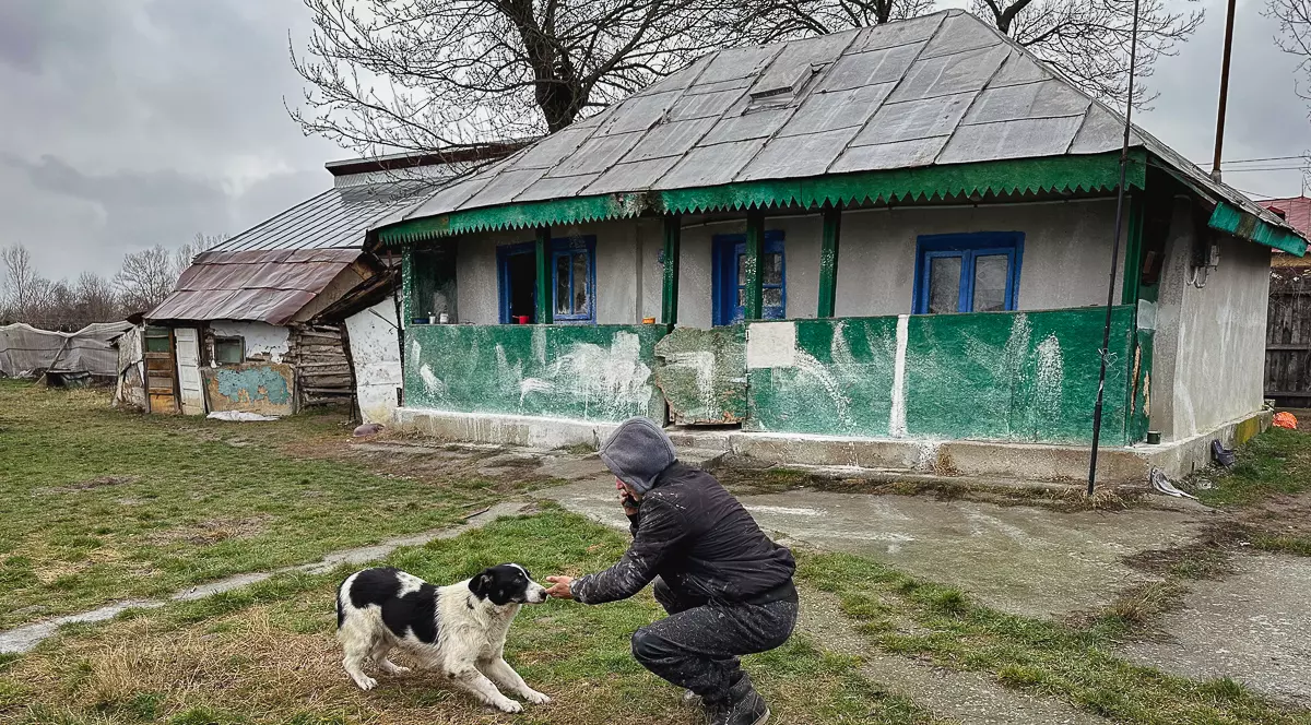 REPORTAJ. Într-un sat la 80 km de București, un tânăr cu o boală psihică, înstrăinat de părinți și de societate, se zbate să supraviețuiască: „Ieri am mâncat un ou”