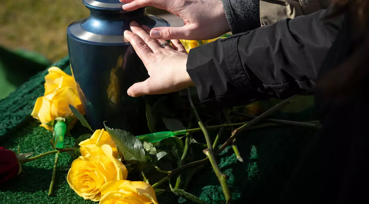 INTERVIU. Incinerare versus înhumare la români: „Pentru unii este un ascensor direct spre iad, pentru alții, o formulă deplină a libertății de a alege” 