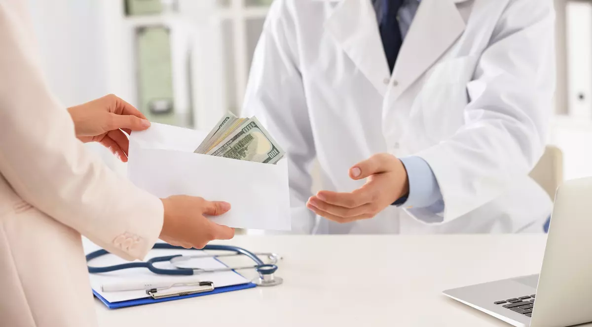Experți în sănătate publică, despre corupția din sistemul medical: „În alte țări, un medic care ia mită își pierde dreptul de liberă practică”