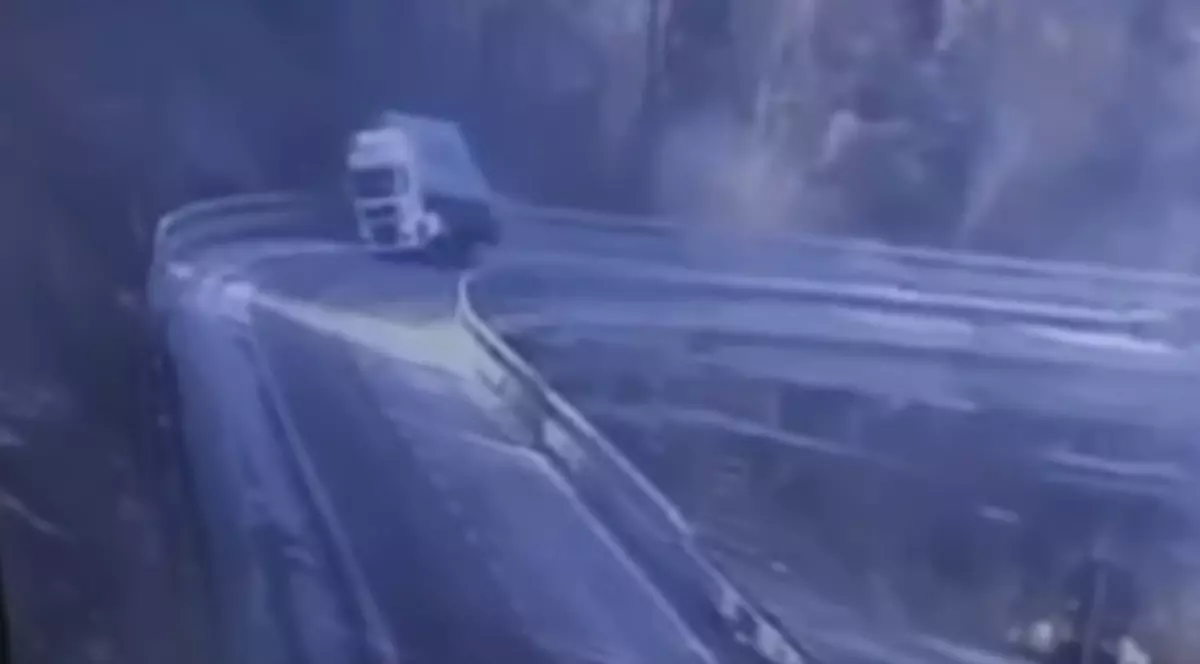 Un șofer român de TIR a plonjat în gol de pe un viaduct, de la 15 metri înălțime, în Italia - VIDEO