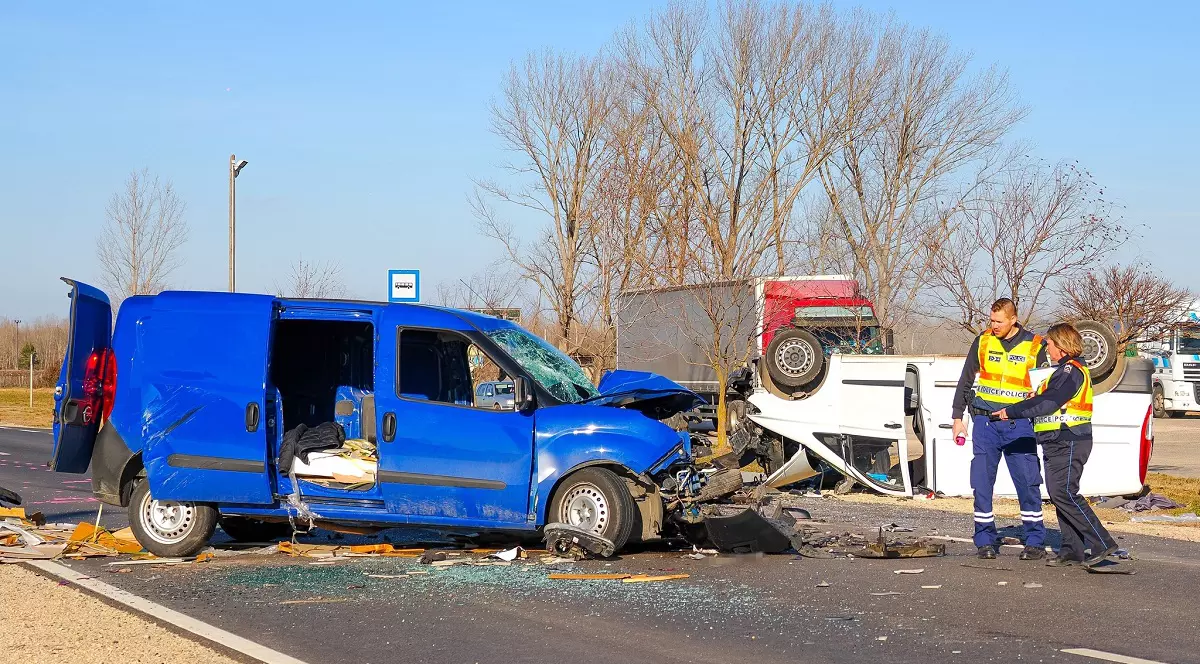 Șoferul unei dube înmatriculate în România a murit pe o șosea din Ungaria, lovit în plin de o mașină de pompe funebre