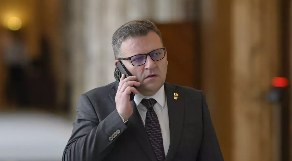 Ministrul care sună sau abordează femei noaptea. Una dintre ele îi e colegă de partid. „Vrea să fie macho man” 