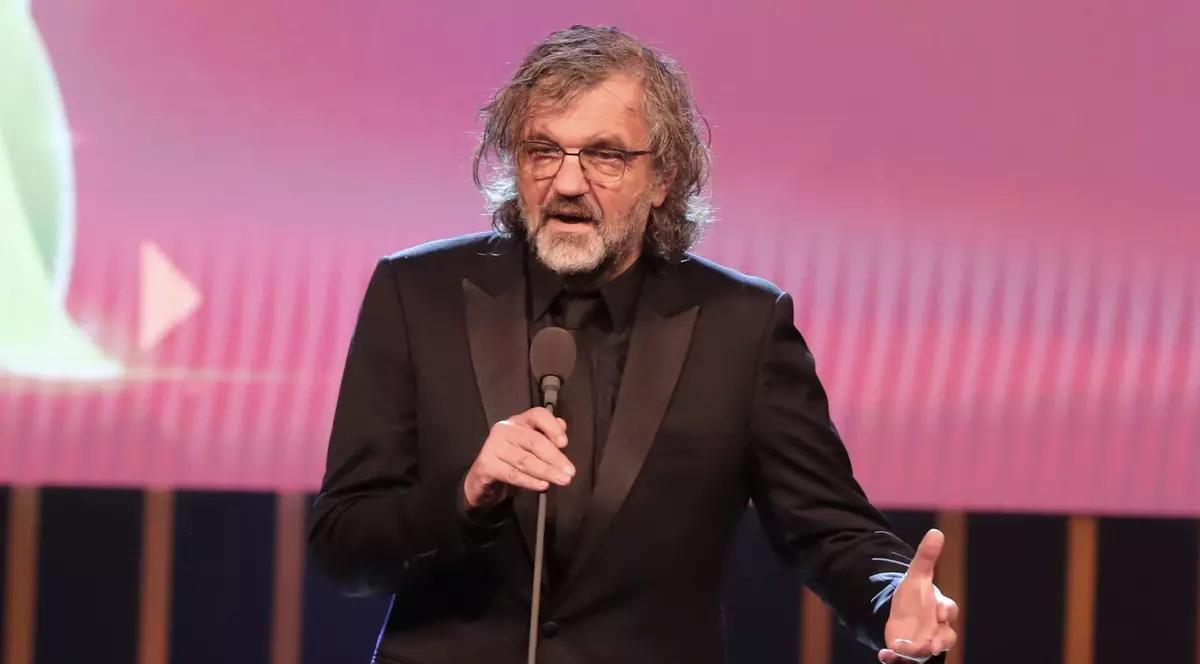 Regizorul sârb Emir Kusturica și-a rupt piciorul, dar anunță că va participa la un festival de film din Rusia
