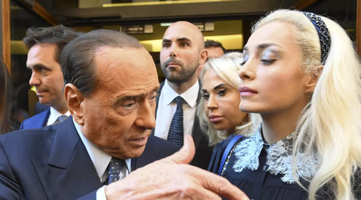 Fostul premier italian Silvio Berlusconi, un apropiat al lui Vladimir Putin, și soția sa caută o vilă dotată cu buncăr antiatomic