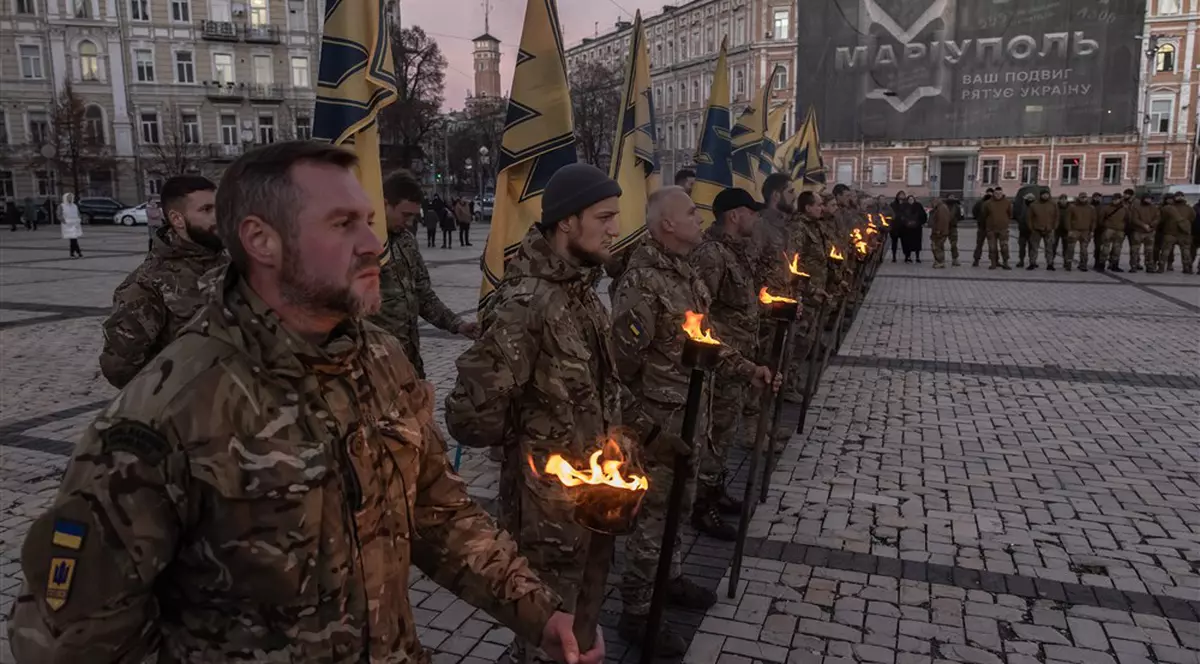 Membrii unității „Azov” a Gărzii Naționale a Ucrainei țin torțe în mână în timp ce participă la evenimentul în memoria luptătorilor „Azov” care și-au pierdut viața apărând Ucraina, în Piața Sofia, în centrul orașului Kiev, Ucraina, 13 noiembrie 2022.