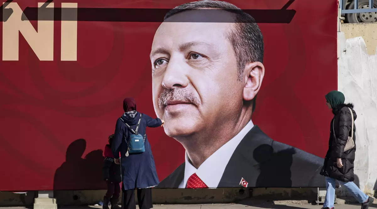Erdogan a anunțat că alegerile prezidențiale vor rămâne pe 14 mai, în ciuda problemelor cauzate de cutremurele devastatoare