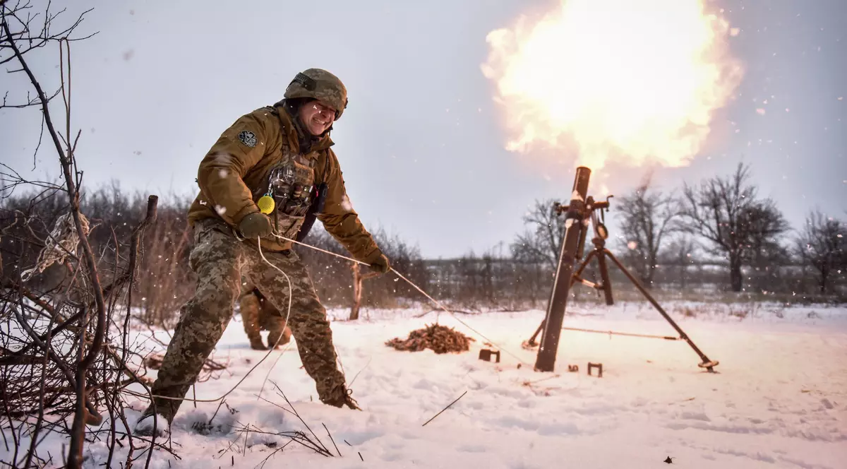 Un militar ucrainean trage cu un obuz în directia trupelor ruse, în regiunea Donețk Foto: EPA