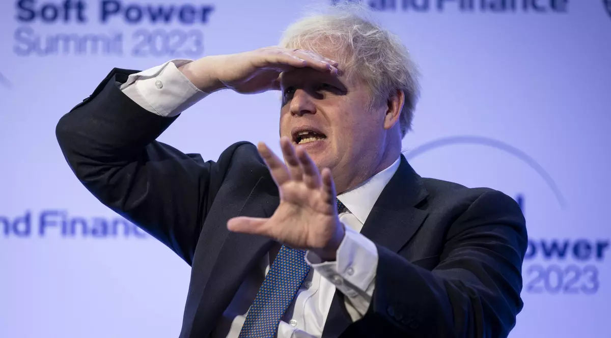 Întrebarea fostului premier Boris Johnson pentru specialiștii săi, în pandemie: „Poți ucide COVID dacă îți bagi uscătorul de păr pornit în nas?”