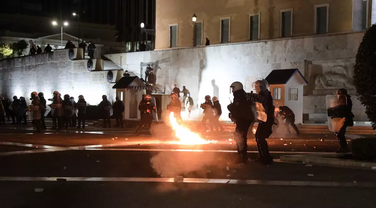 Furie tot mai mare în Grecia, după tragedia feroviară. Greve și proteste, în timp ce 56 de oameni sunt încă dispăruți