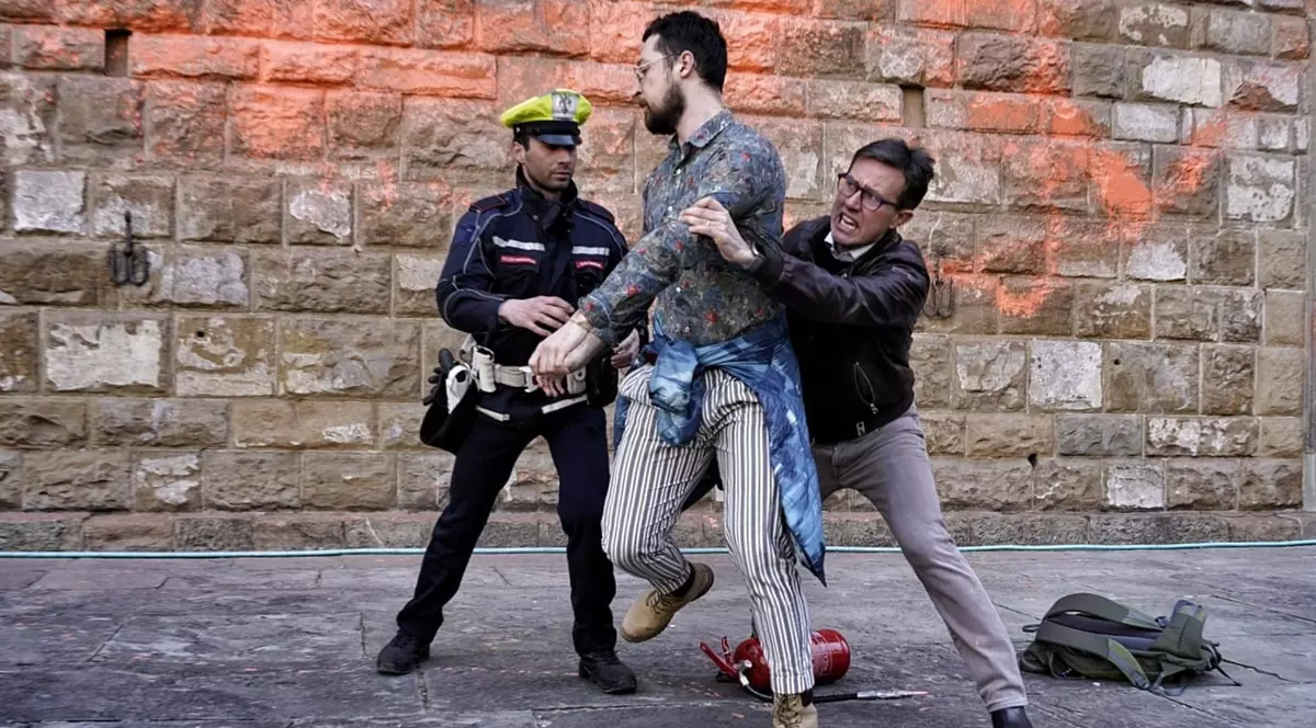 „Ce faci, barbarule?”. Imagini cu primarul din Florența sărind asupra unui activist care aruncase cu vopsea pe fațada Palazzo Vecchio