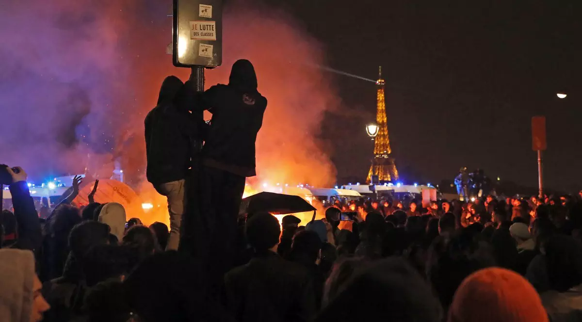 Protest în fața Parlamentului francez împotriva legii privind reforma pensiilor, Paris, 17 martie 2023. Foto: EPA