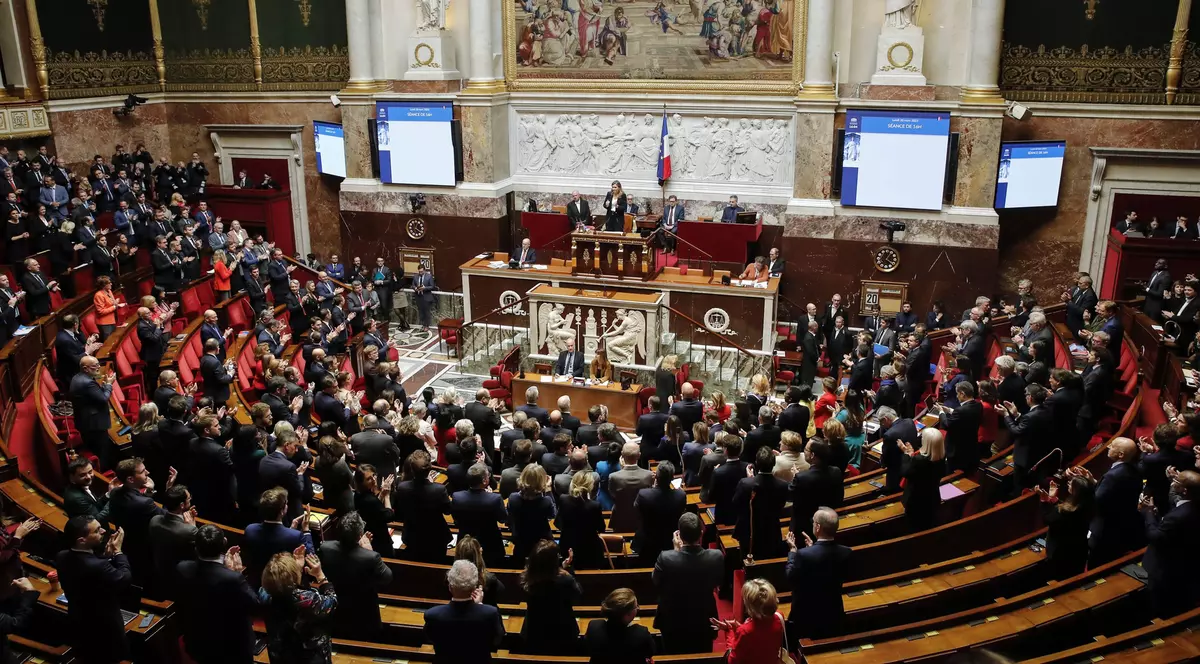 Guvernul lui Macron s-a salvat. Cele două moțiuni de cenzură, în criza declanșată de reforma pensiilor, au picat