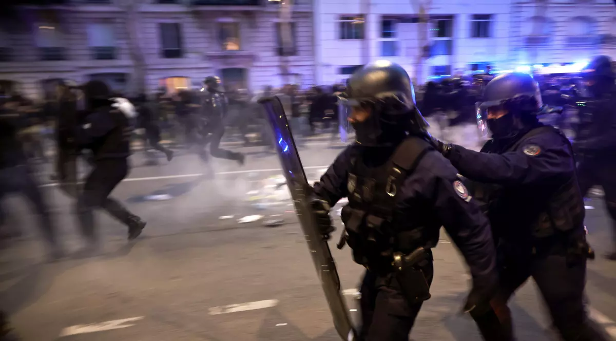 Noi violențe în Franța. Oamenii au ieșit pe străzi să protesteze față de noua lege a pensiilor