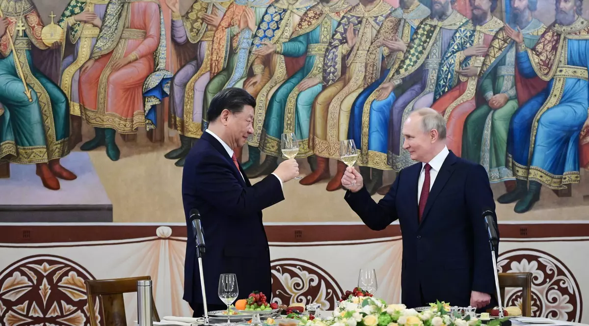 Xi îl susține pe Putin în conflictul cu Occidentul, dar ezită pe tema unui acord mult dorit de Rusia. Întâlnirea „a arătat cine e șeful”, spun analiștii
