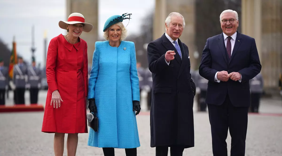 Vizita regelui Charles al III-lea în Germania. Primire cu onoruri militare, banchet de stat cu liderul trupei Die Toten Hosen și șeful BionTech