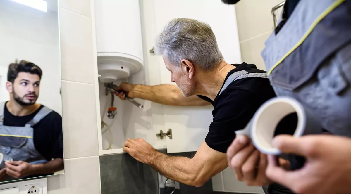 Cât l-a costat pe un instalator din Germania că a purtat un tricou cu litera Z la muncă