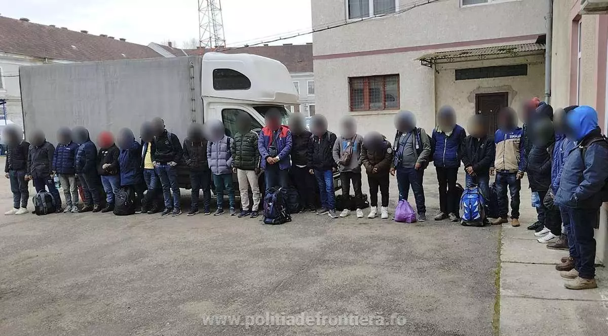O autoutilitară cu 25 de cetățeni străini, depistată la vamă. Șoferul român, arestat pentru trafic de migranți