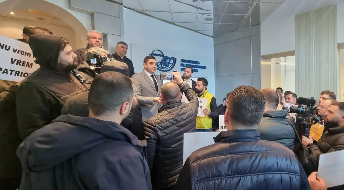 Protest AUR la sediul ASF. George Simion a primit explicații de la șeful instituției